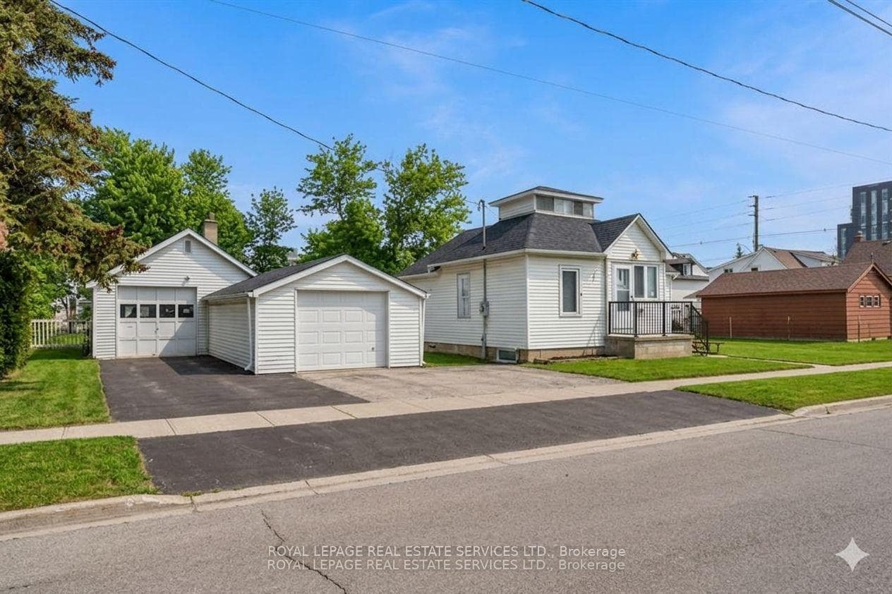 2386 Sovereign Street photo 8