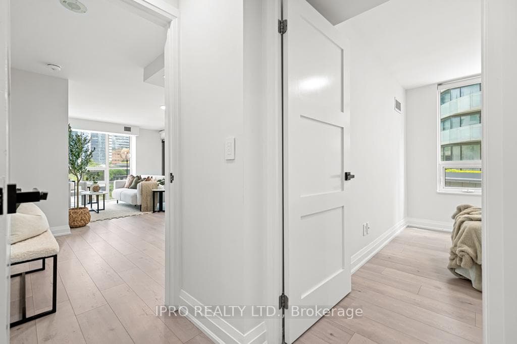19 Grand Trunk Crescent Unit 506 photo 17