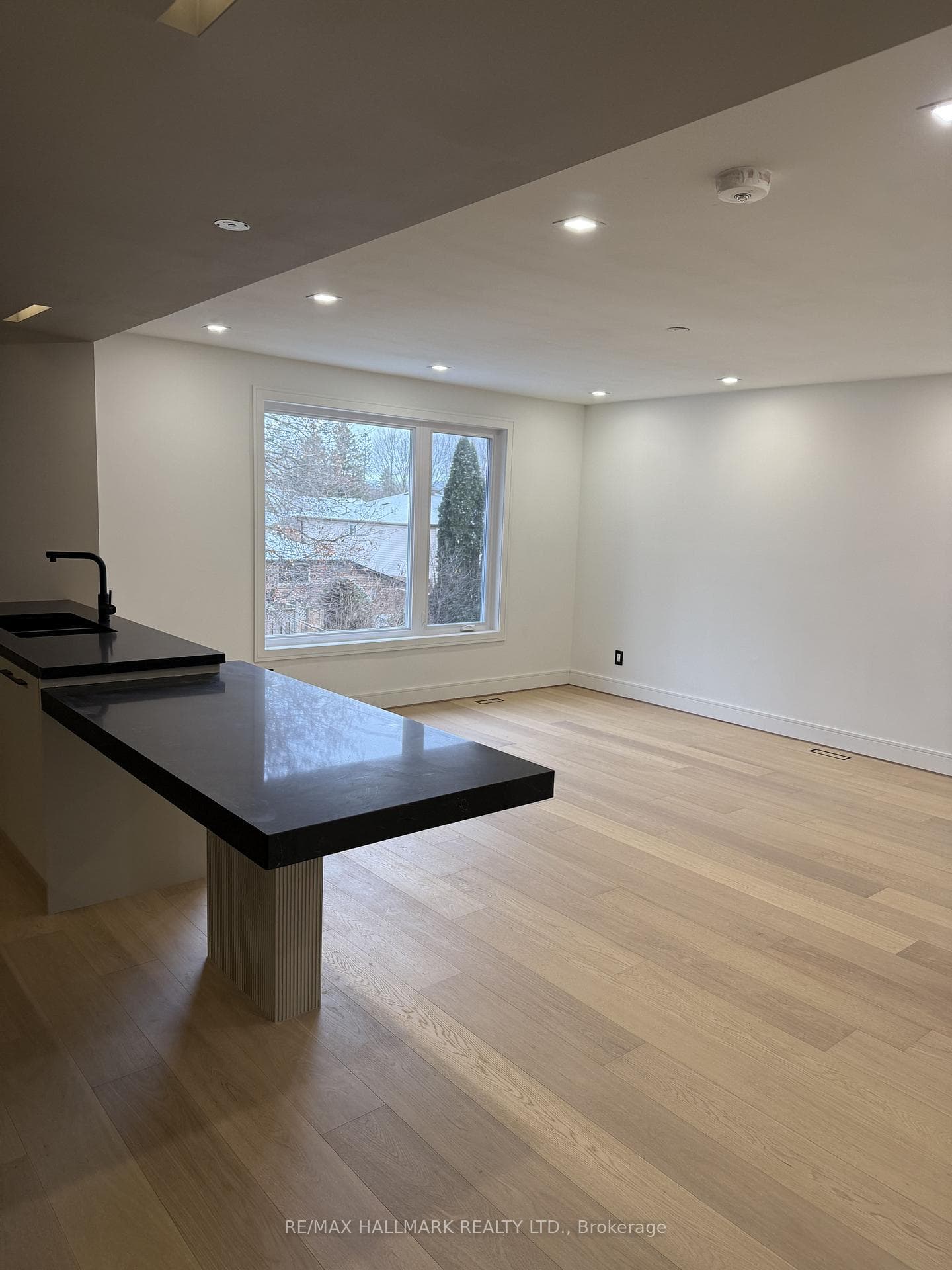 189 Lloyd Avenue Unit Main Floor photo 4
