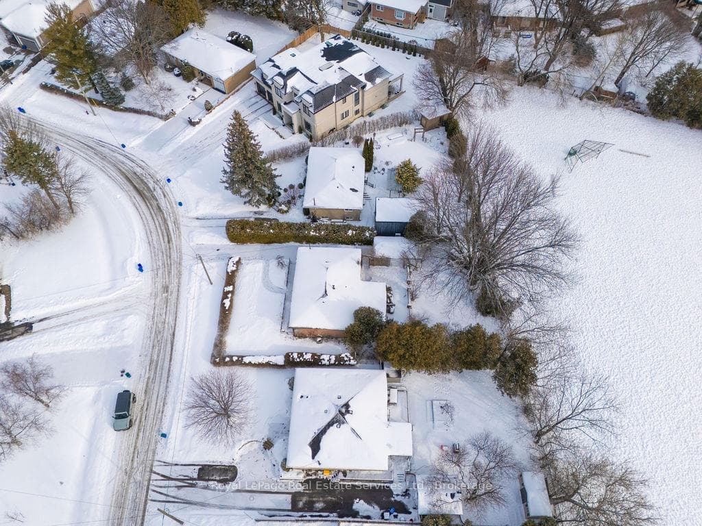 557 Stonecliffe Road photo 42