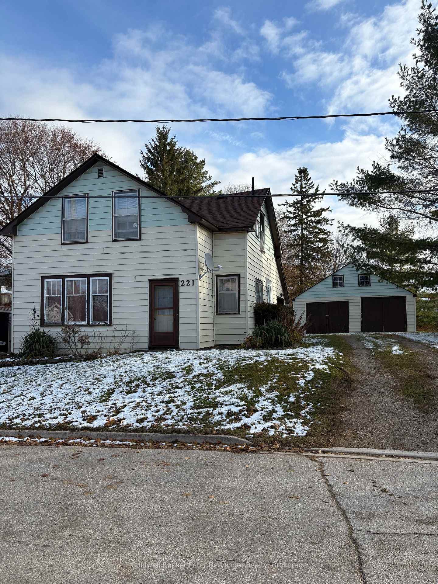 221 Queen Street photo 2