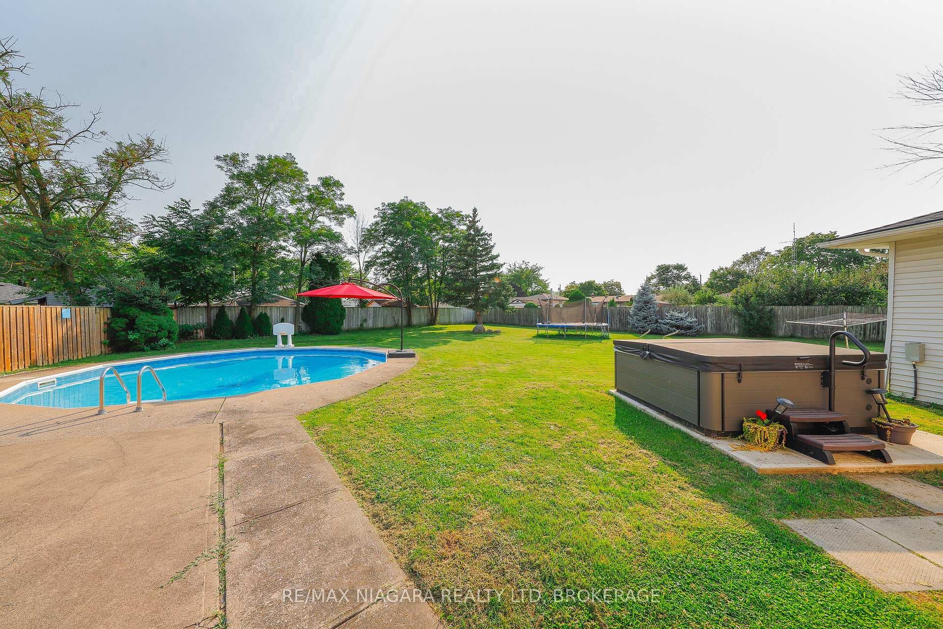 18 Roxborough Court photo 33