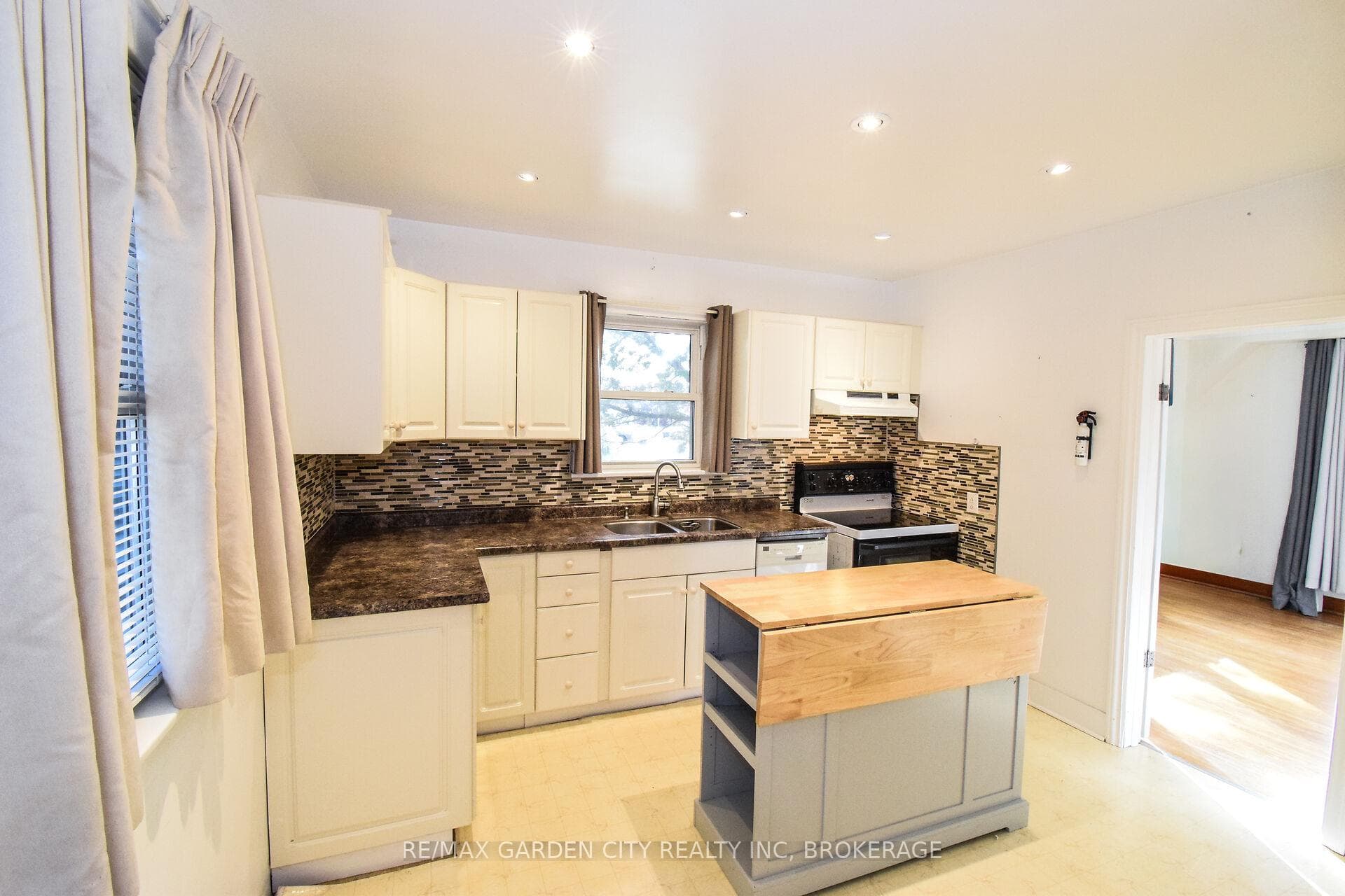 115 Marshall Avenue photo 16