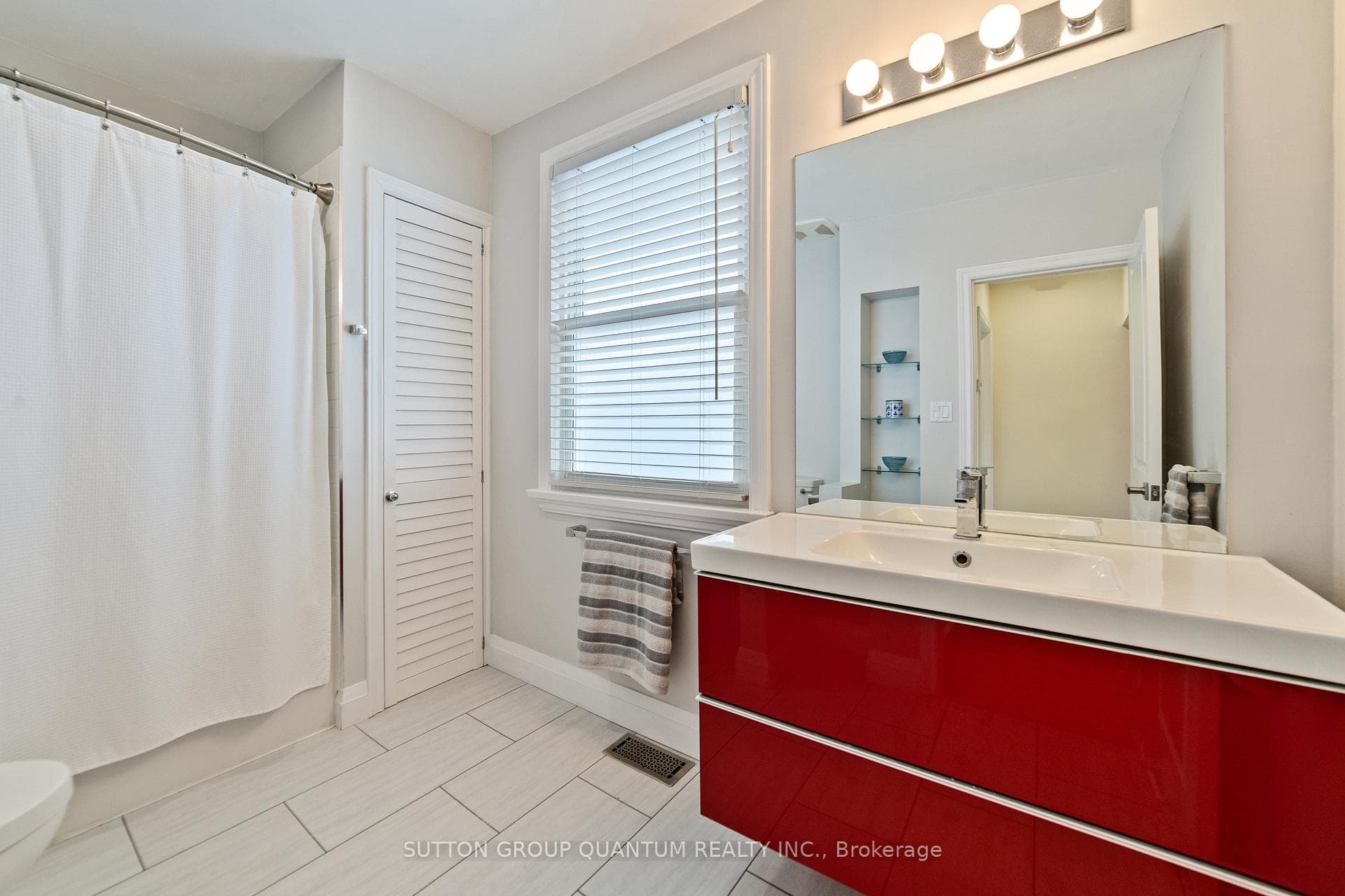407 Queen Mary Drive photo 20