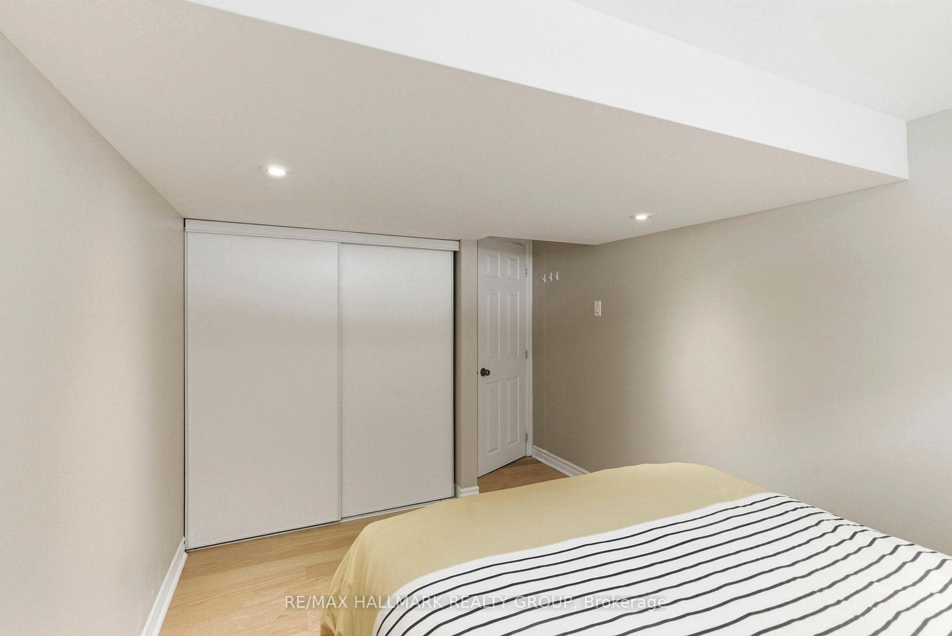 907 Innswood Drive photo 32