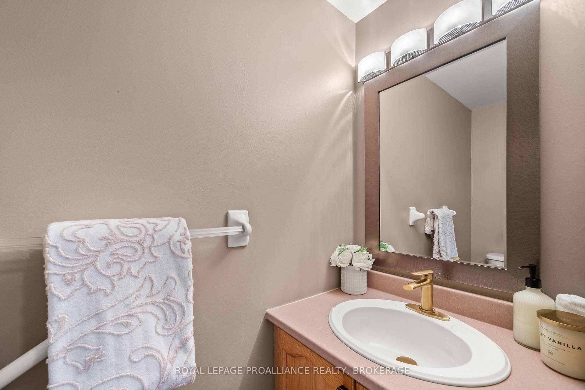 954 Rainbow Crescent photo 7