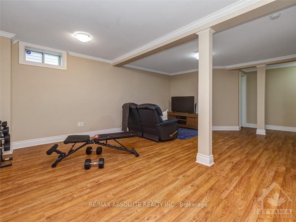 678 FARMBROOK Crescent photo 24