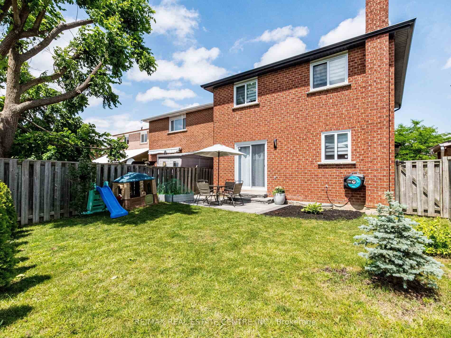52 MOZART Crescent photo 50