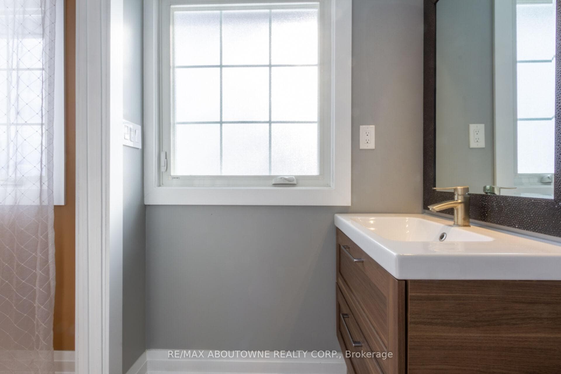 1373 Harmsworth Square photo 29