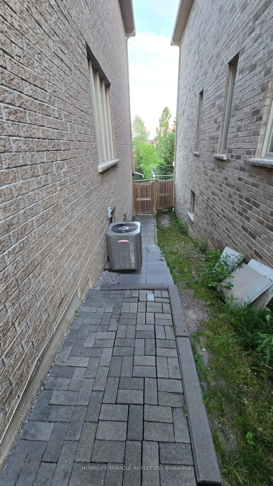 105 Stockell Crescent photo 2