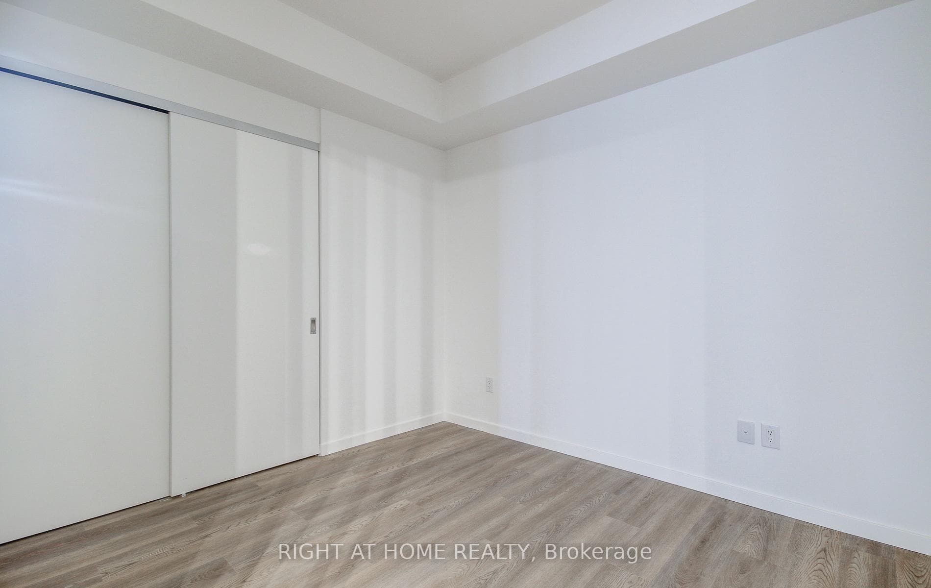 689 The Queensway N/A Unit 304 photo 12