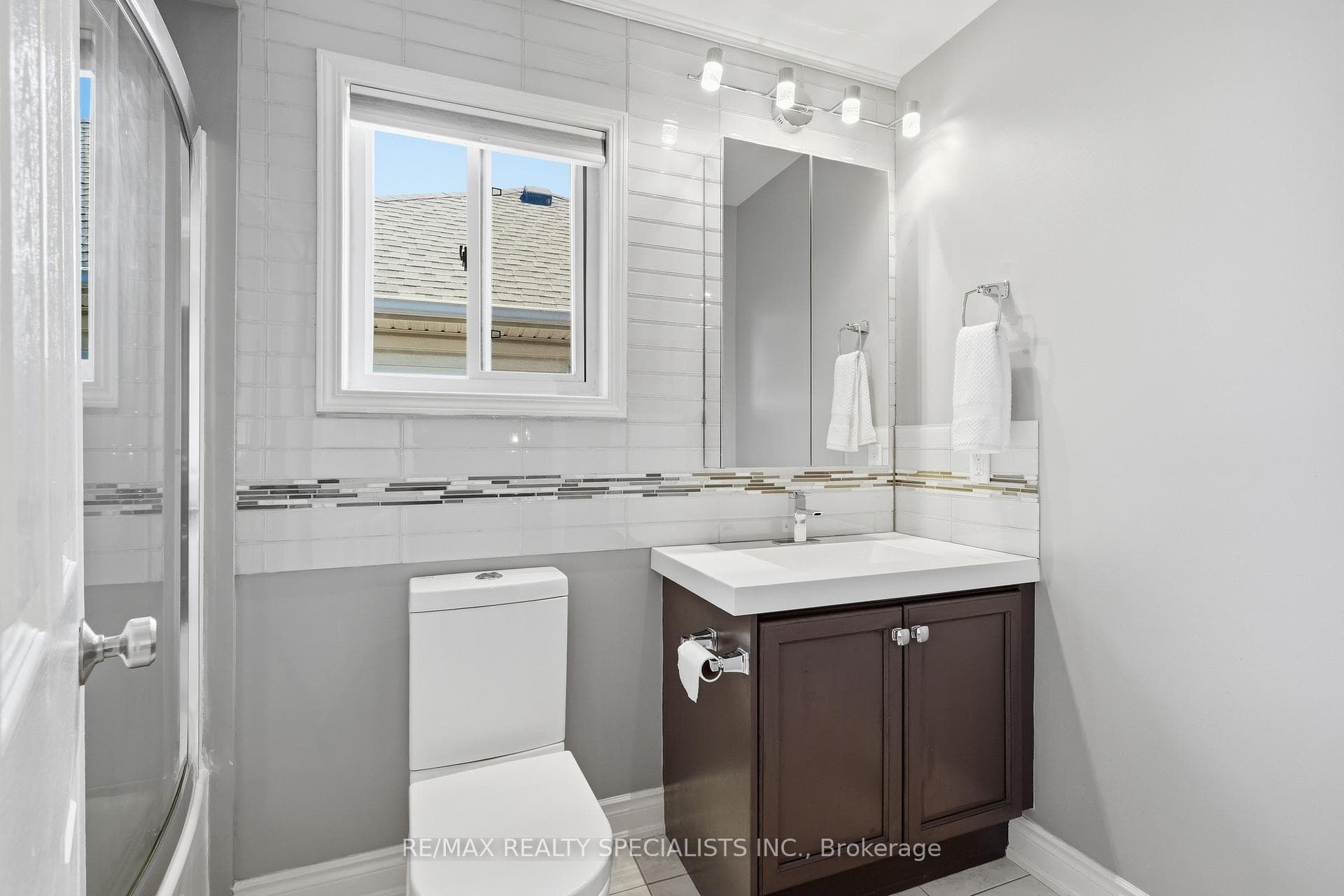 212 Ellis Crescent photo 27