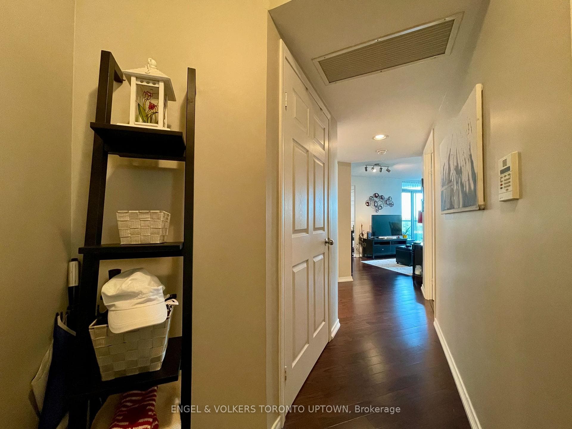 28 Harrison Garden Boulevard Unit 811 photo 4