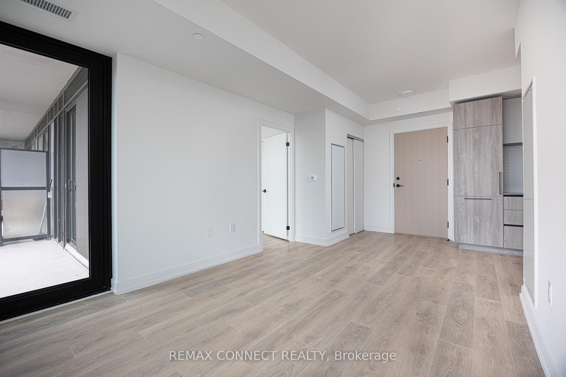 181 Sterling Road Unit 1002 photo 2