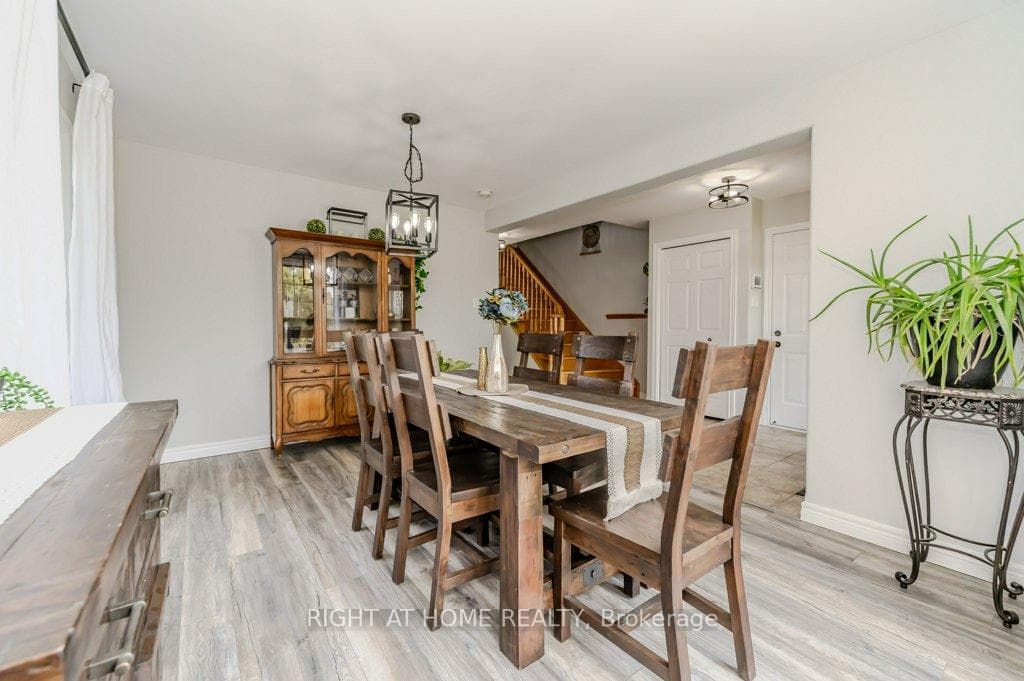 210 Dundas Street photo 8