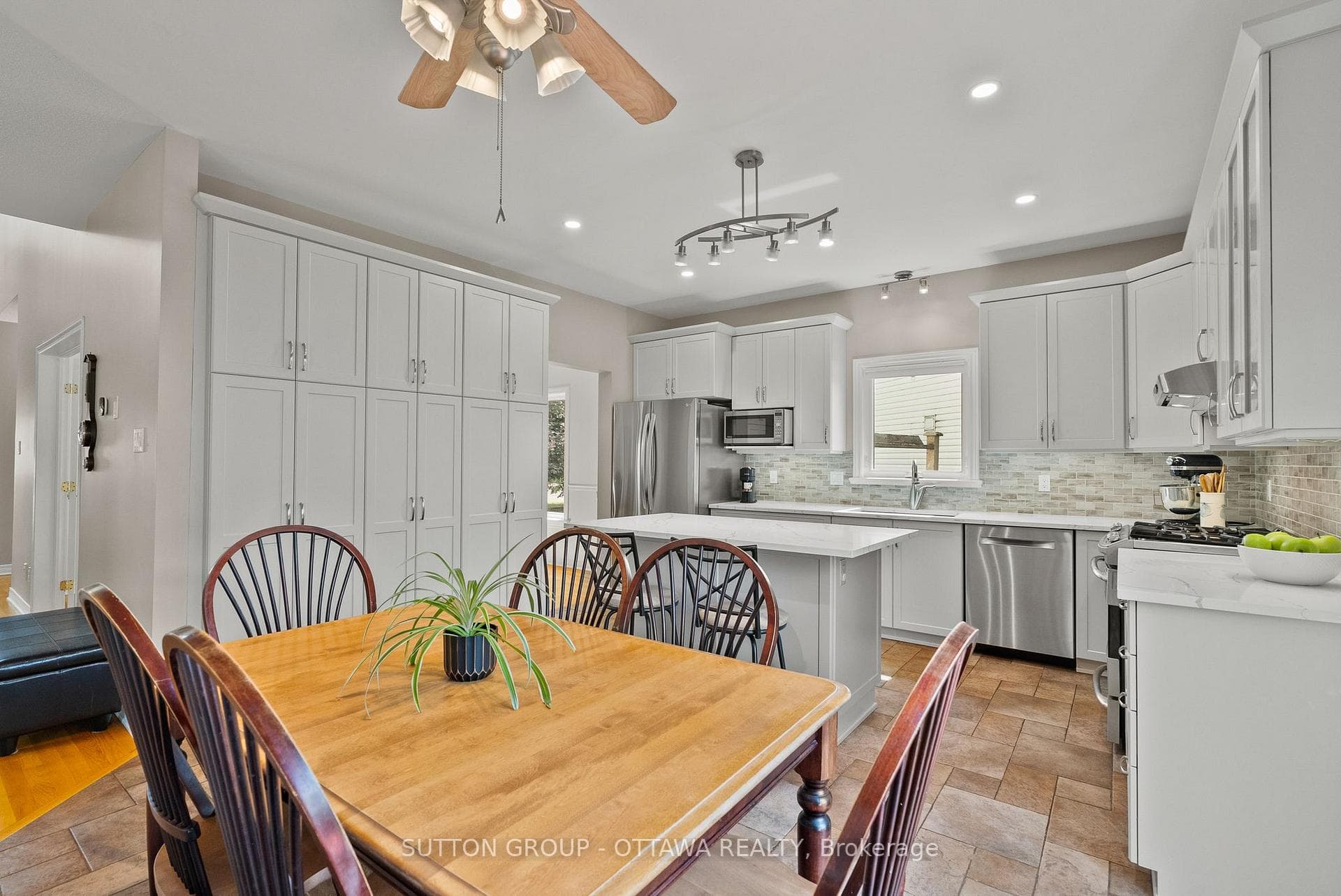 21 Avonmore Crescent photo 10