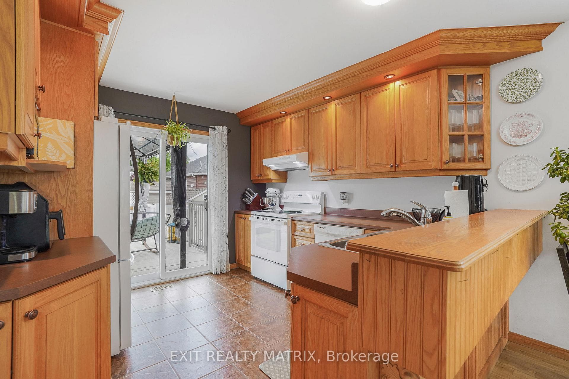 90 Richard Street photo 11