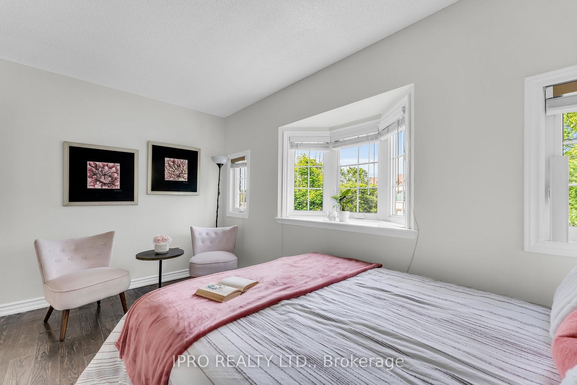 1699 Heathside Crescent photo 28