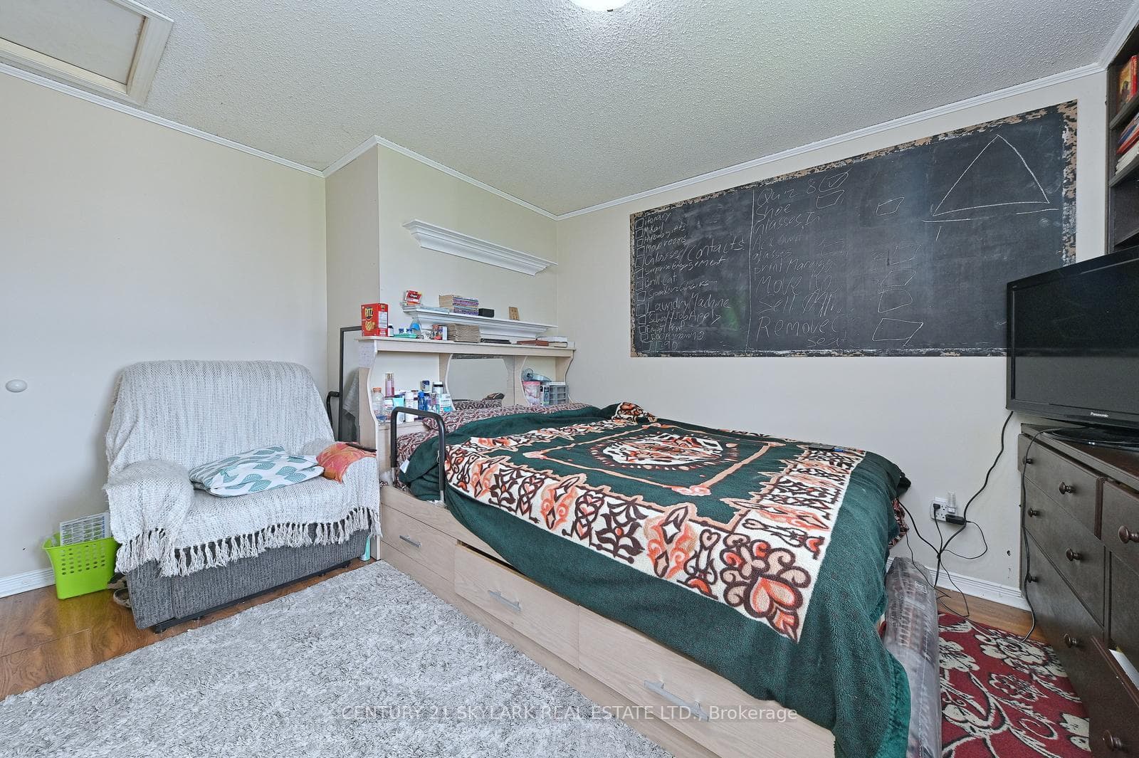 1922 Dalhousie Crescent photo 21