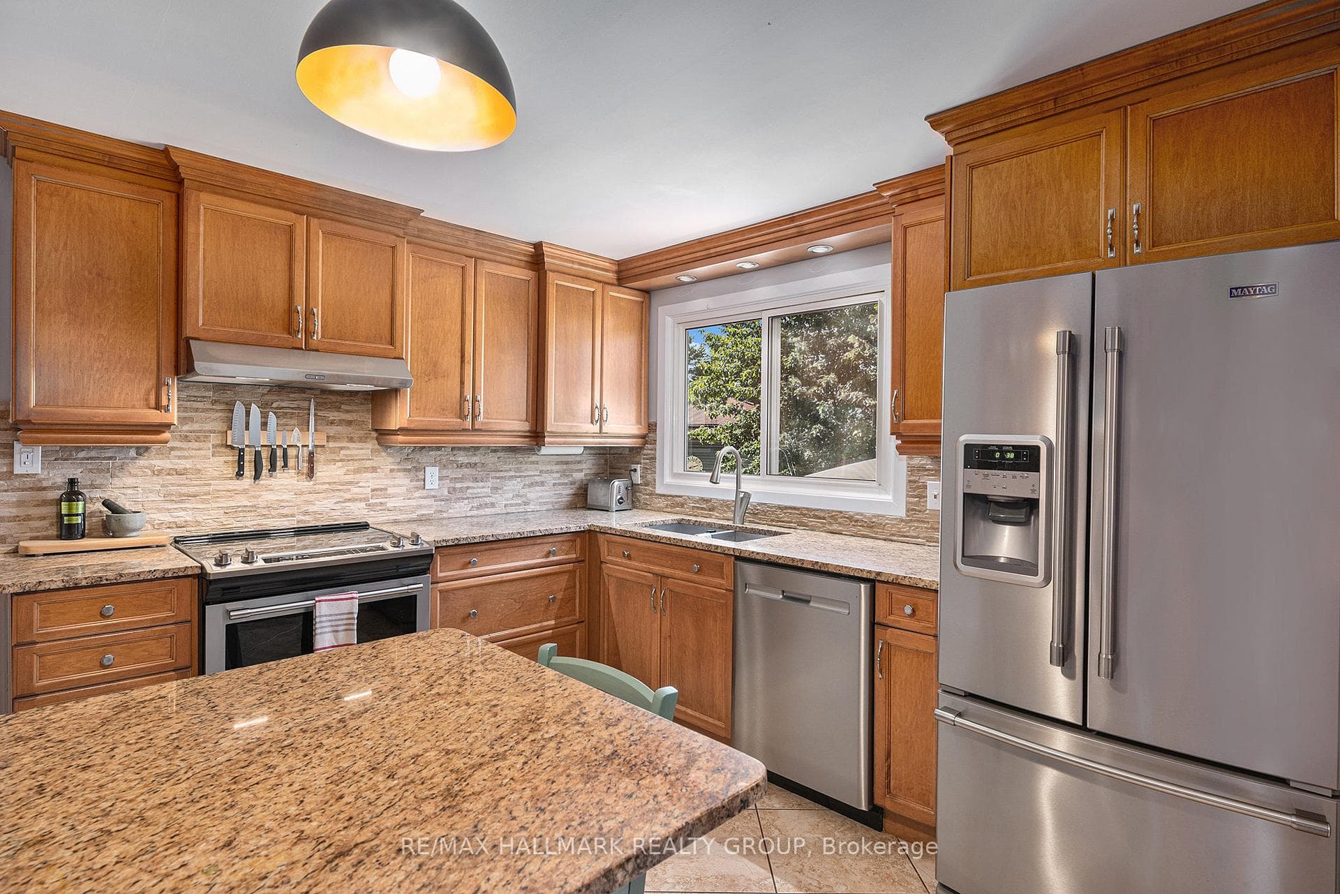 560 Buchanan Crescent photo 12