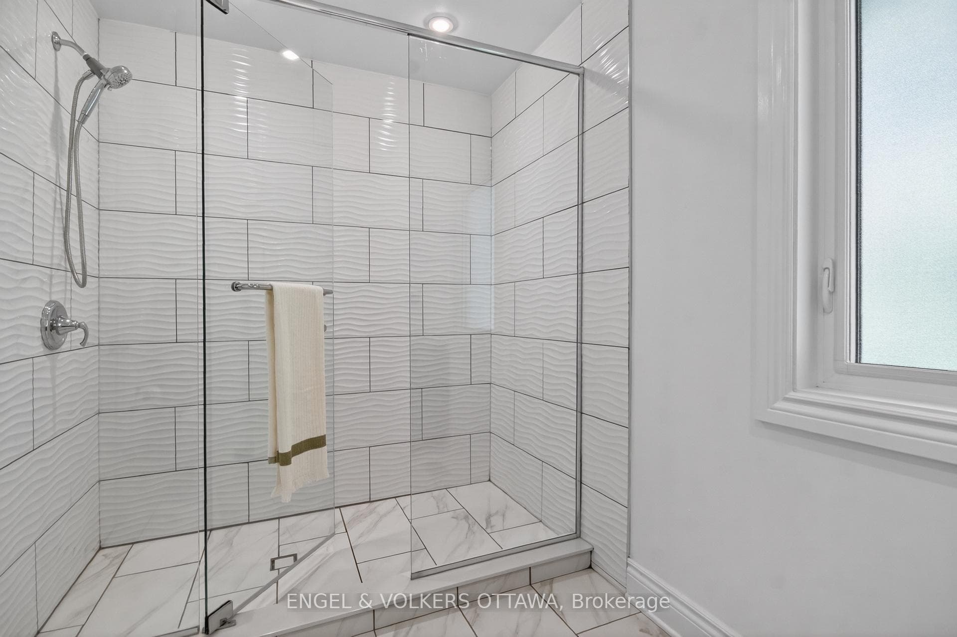 528 Tullamore Street photo 25