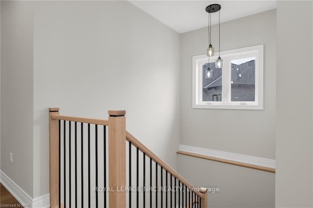 742 CLARENCE Street photo 8