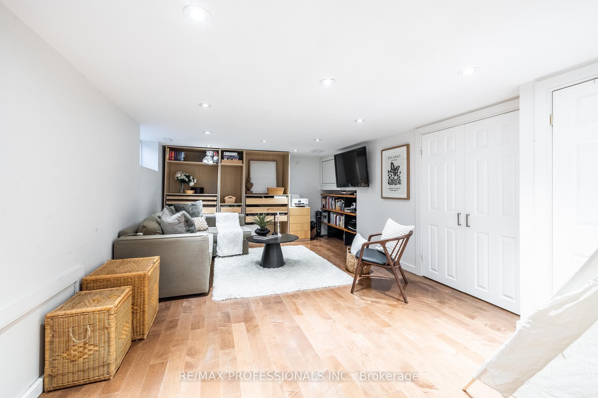 4625 Dundas Street photo 28
