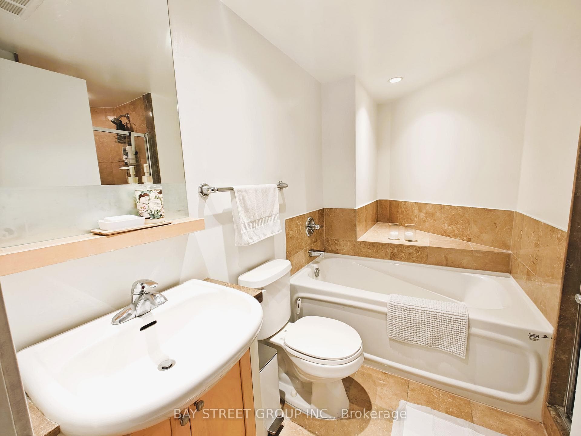 208 Queens Quay Unit 806 photo 16