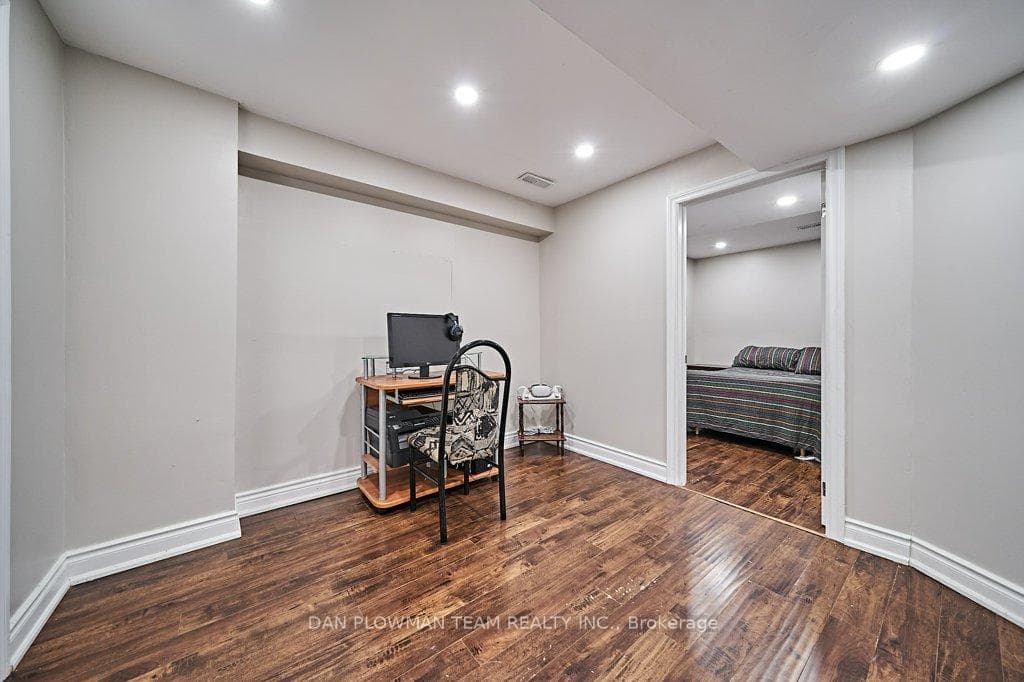 35 Longwood Court photo 45