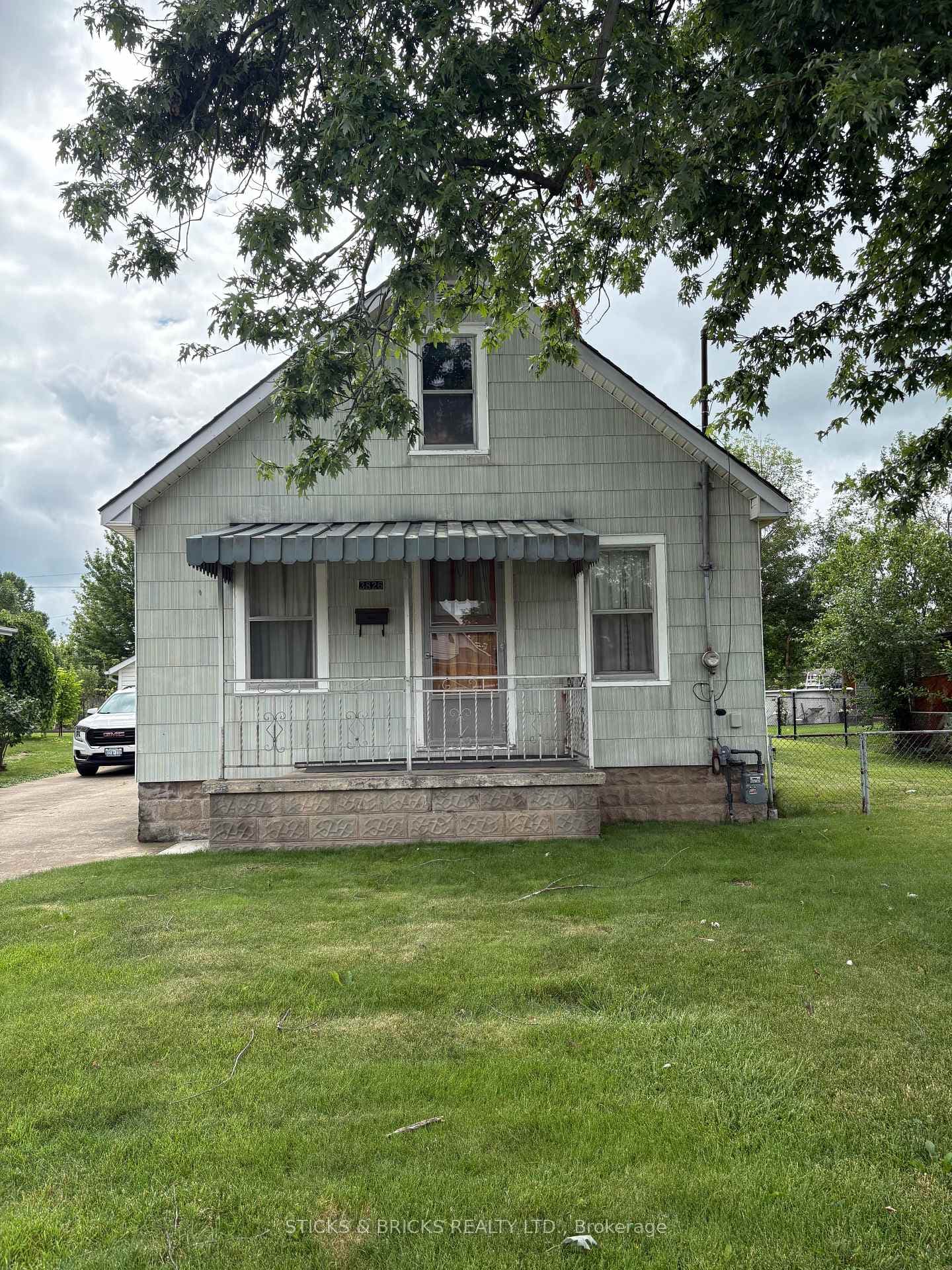 3826 Welland Street photo 2