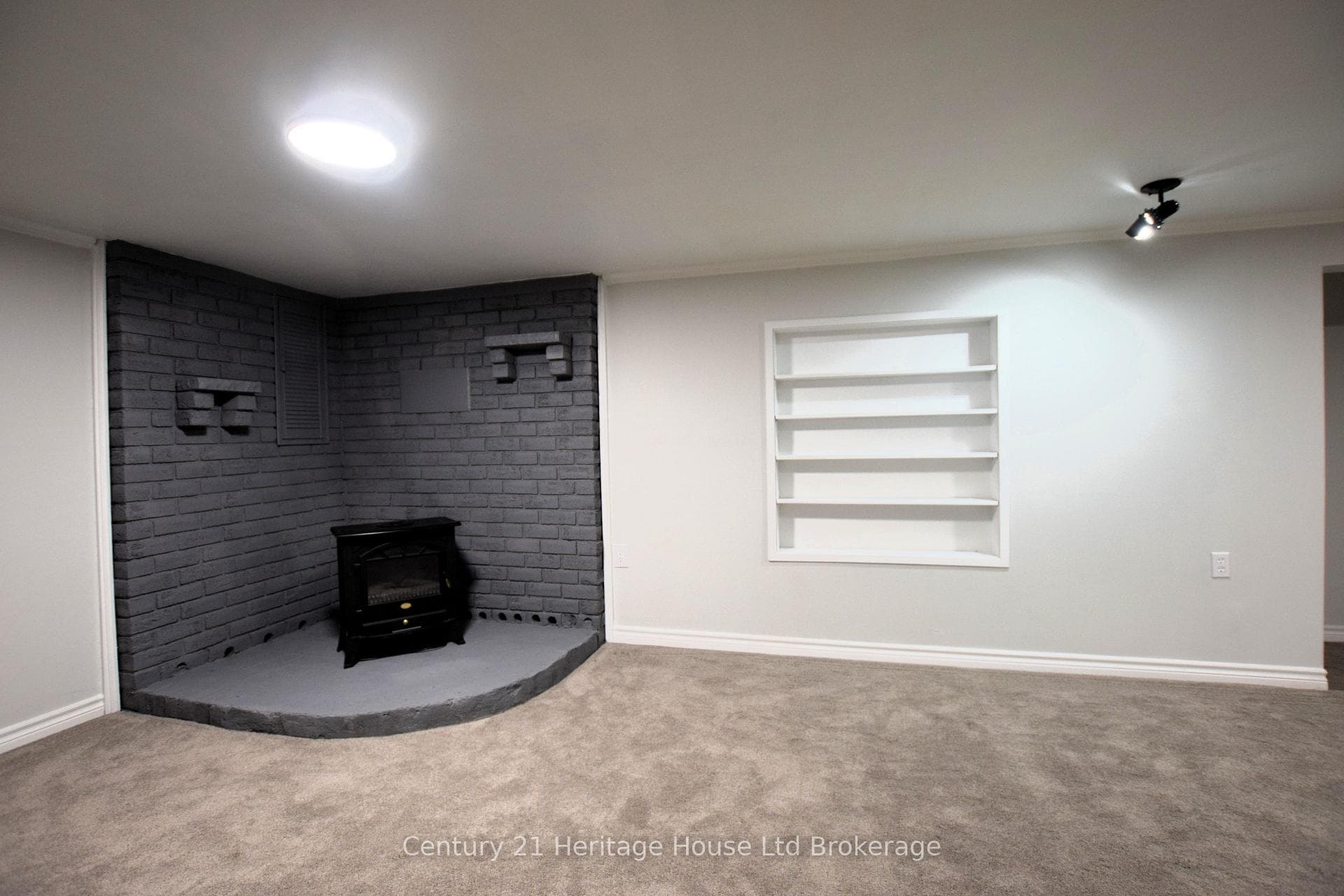 395147 39th Line photo 25