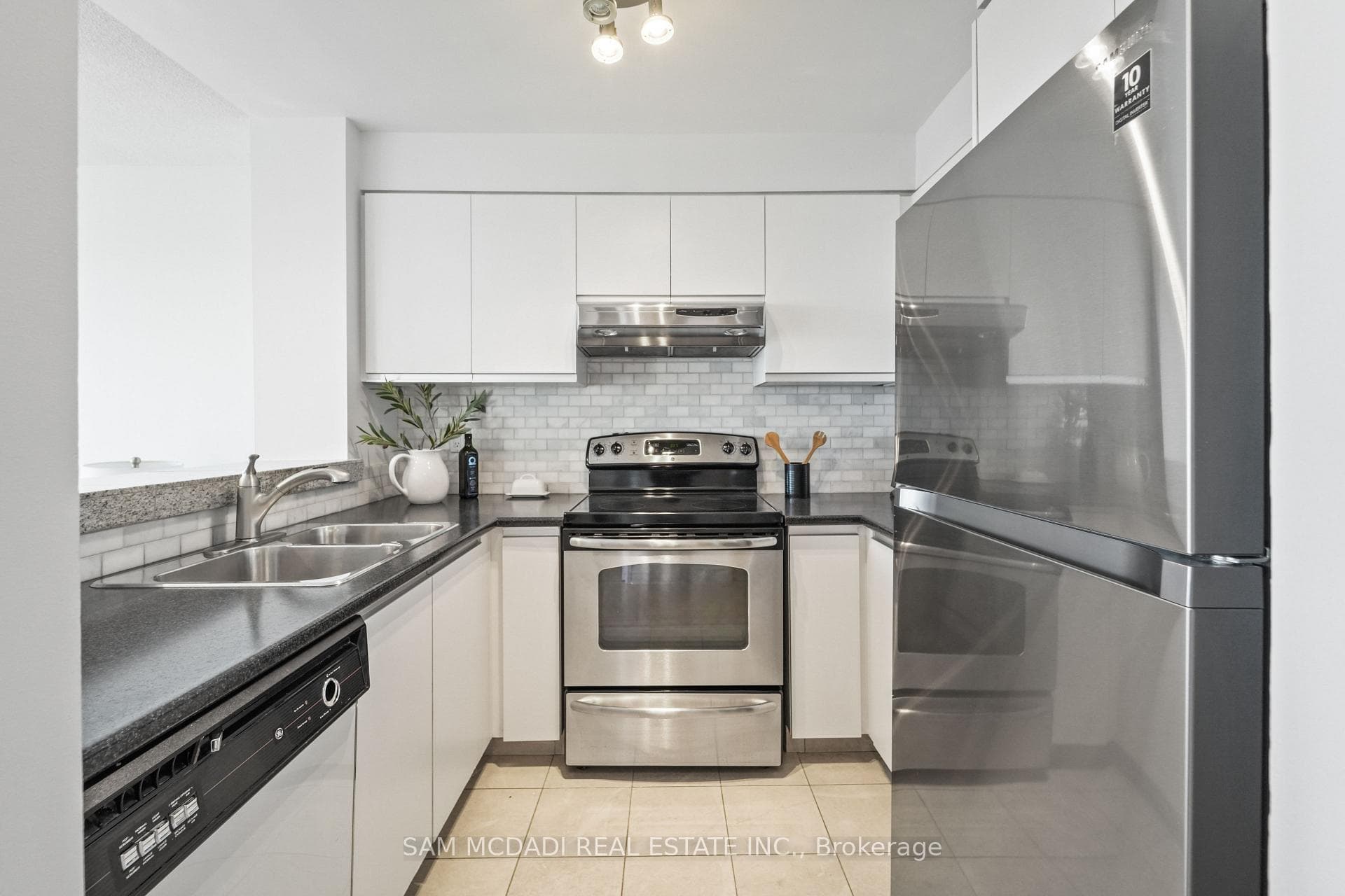 2177 Burnhamthorpe Road Unit 1807 photo 4