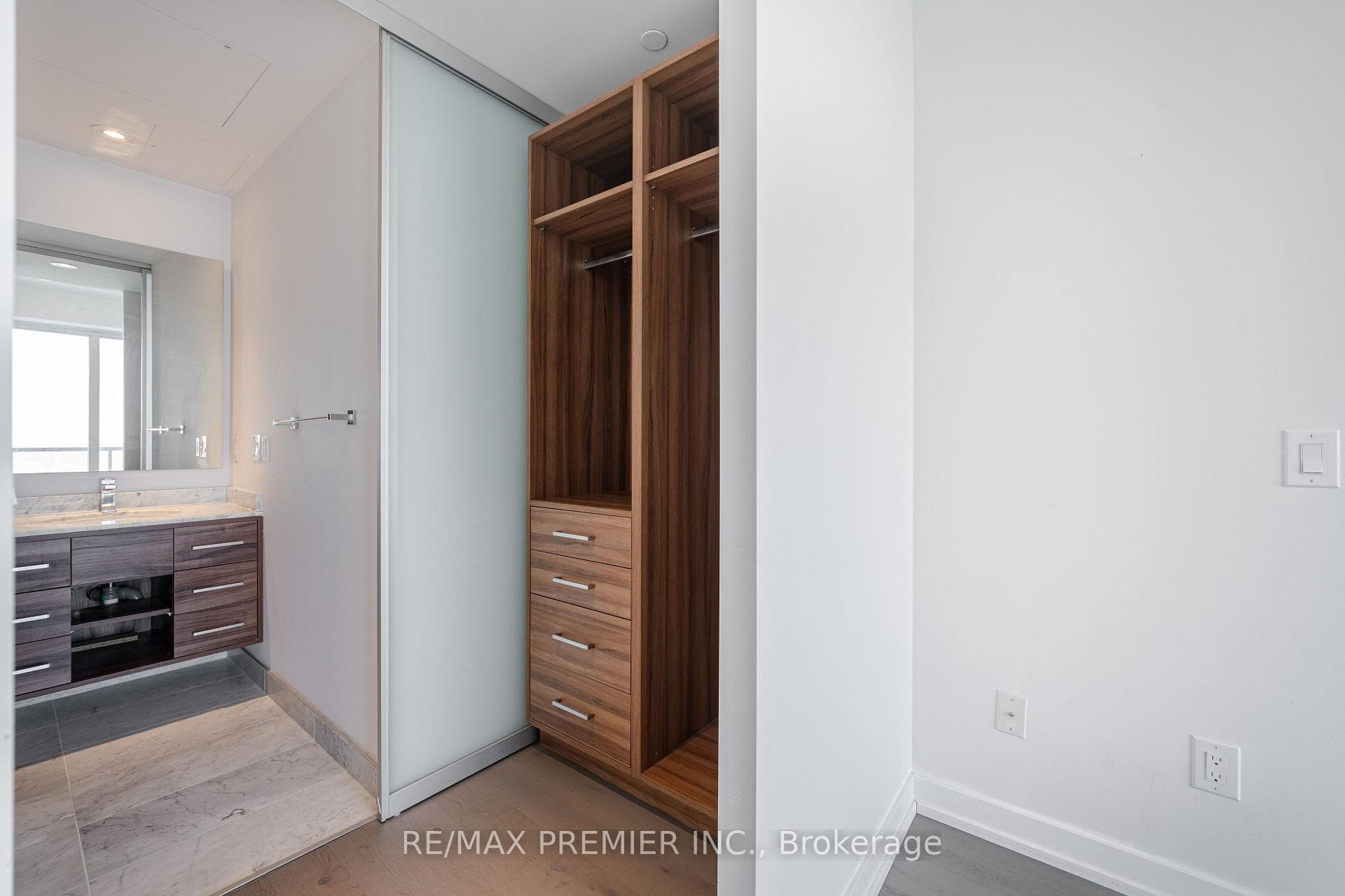 488 University Avenue Unit 3201 photo 18