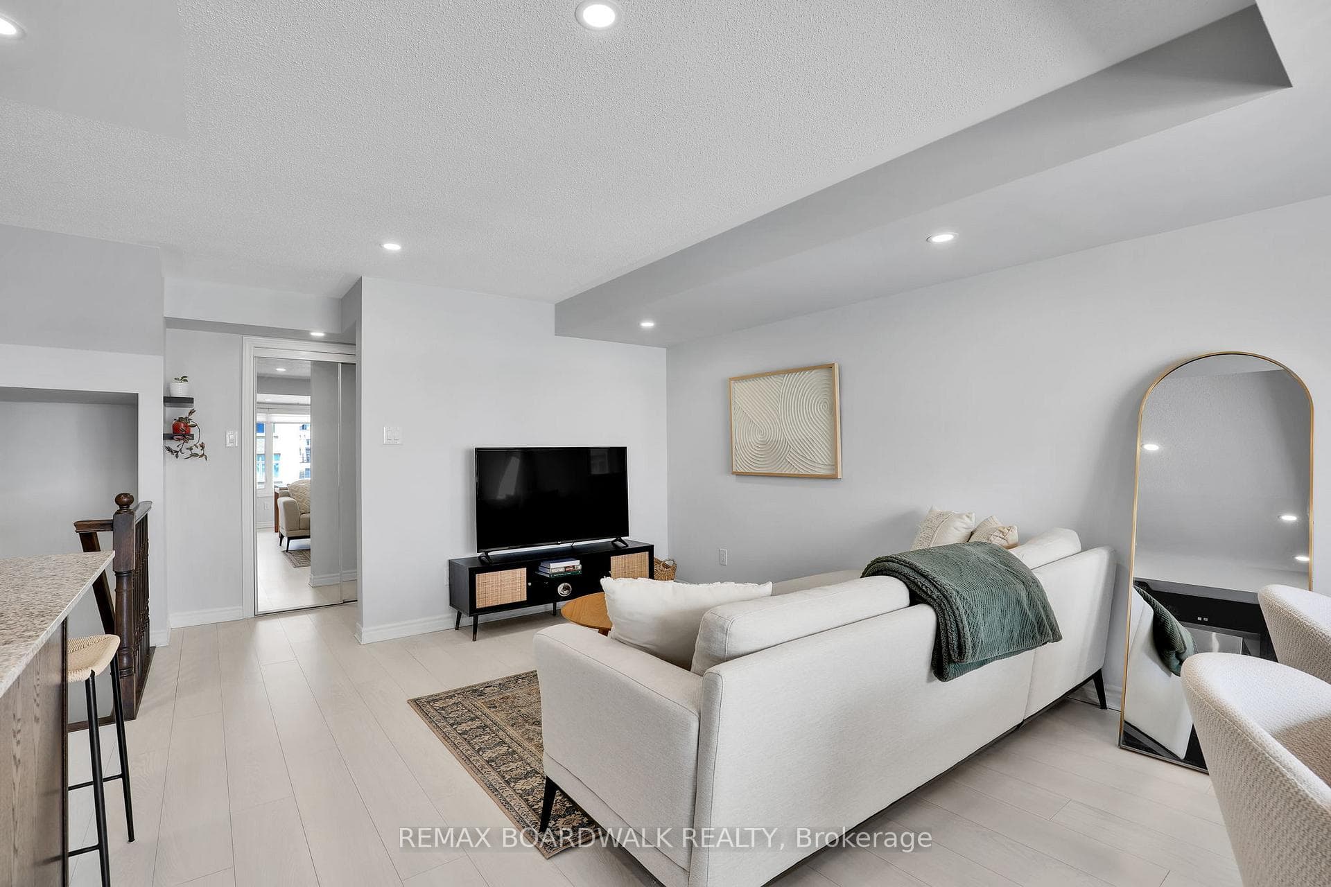 810 Mikinak Road photo 11