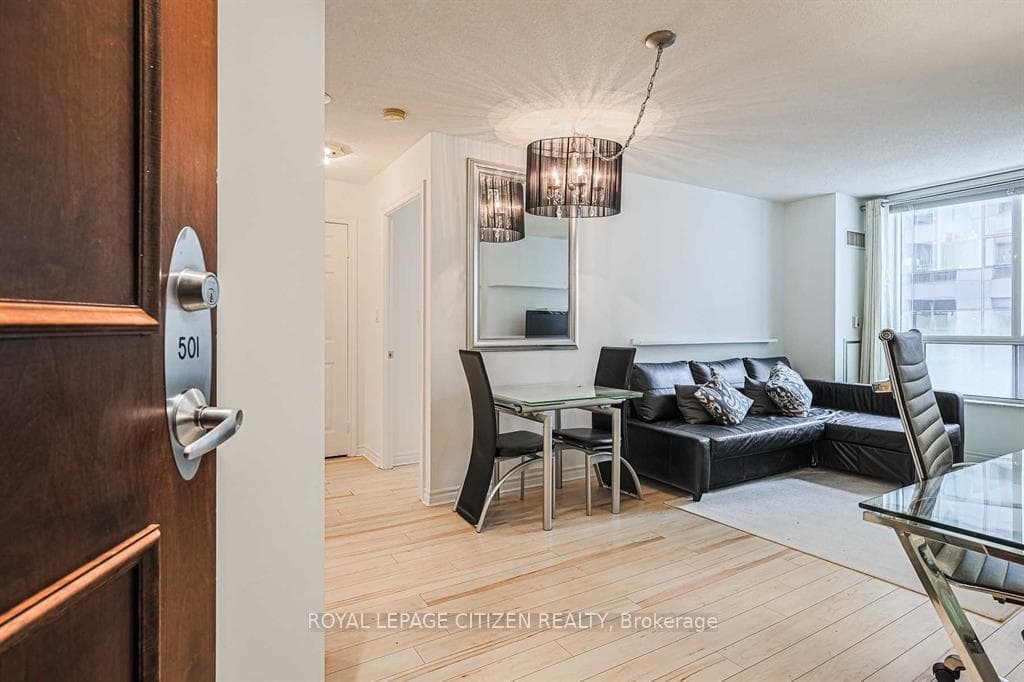 168 Simcoe Street Unit 501 photo 1