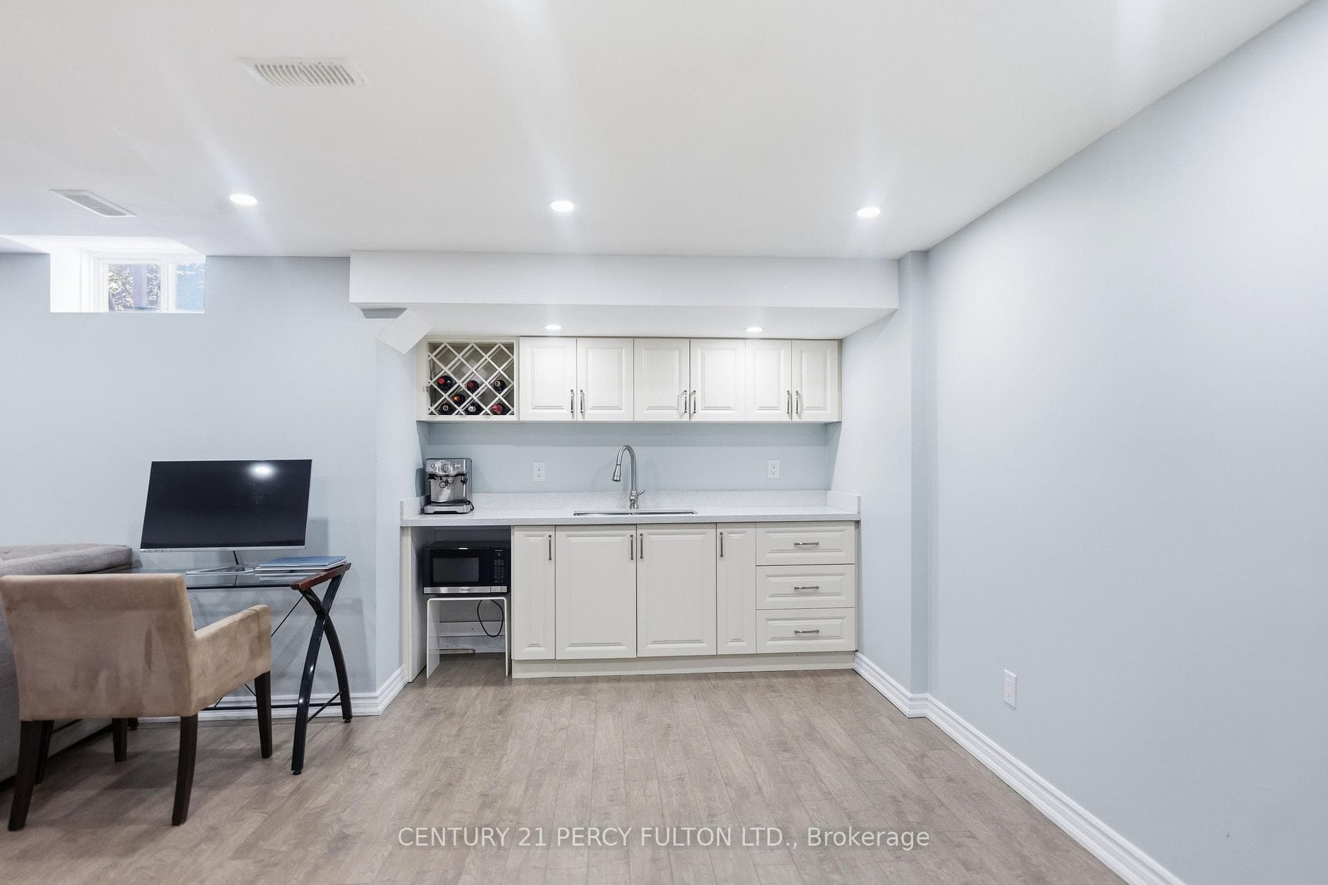 77 Appleview Rd- Wet Bar