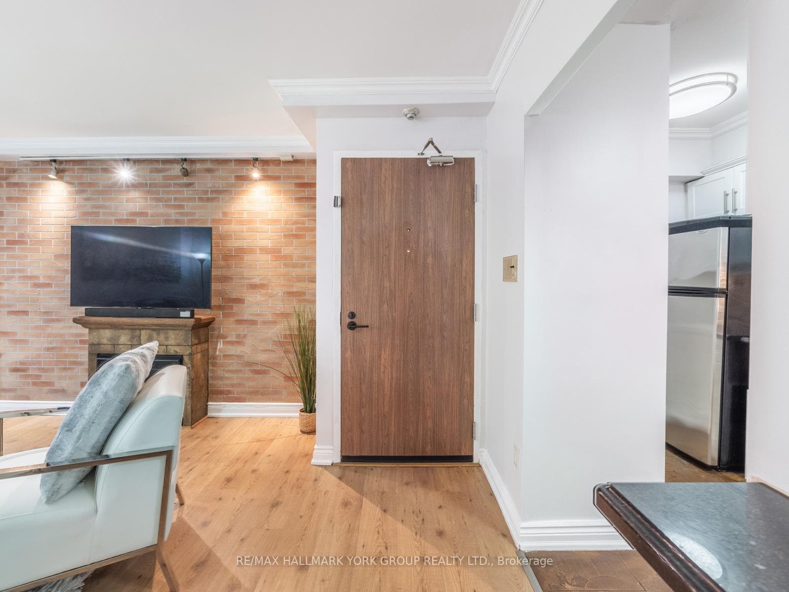 1145 Logan Avenue Unit 101 photo 3
