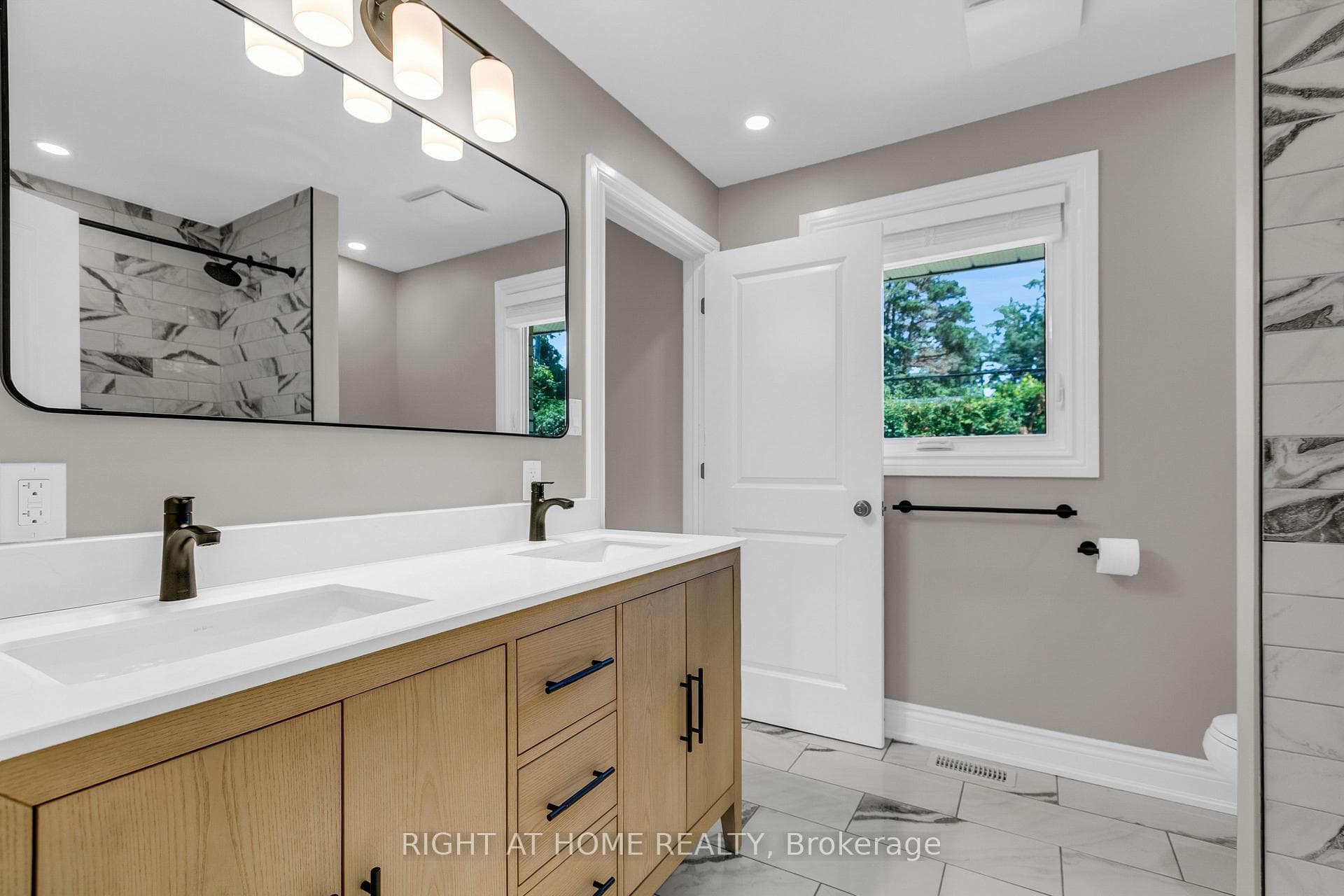 Full Bath w Dual Sinks