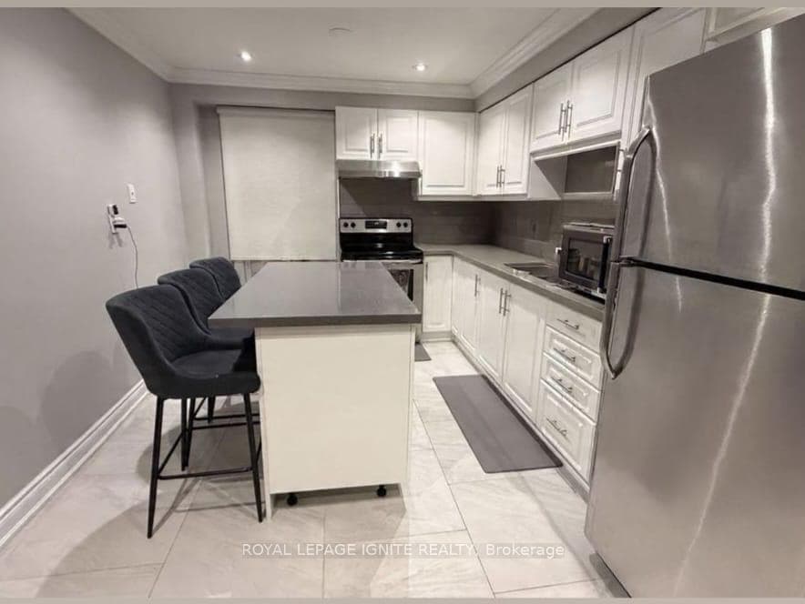 147 Enderby Crescent photo 4