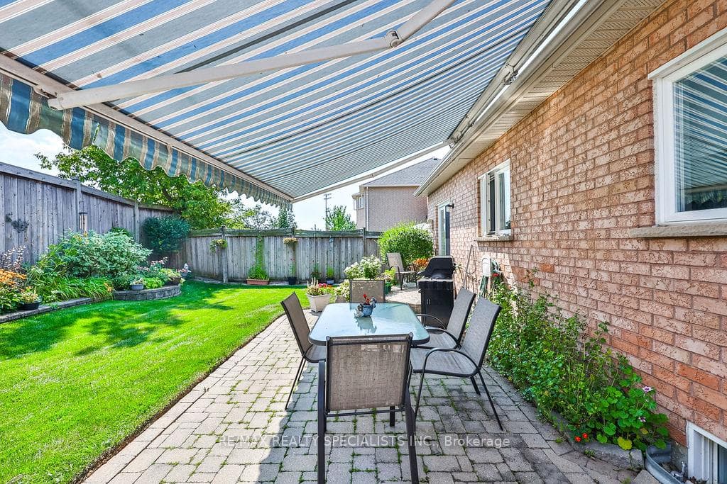 205 Ellis Crescent photo 26