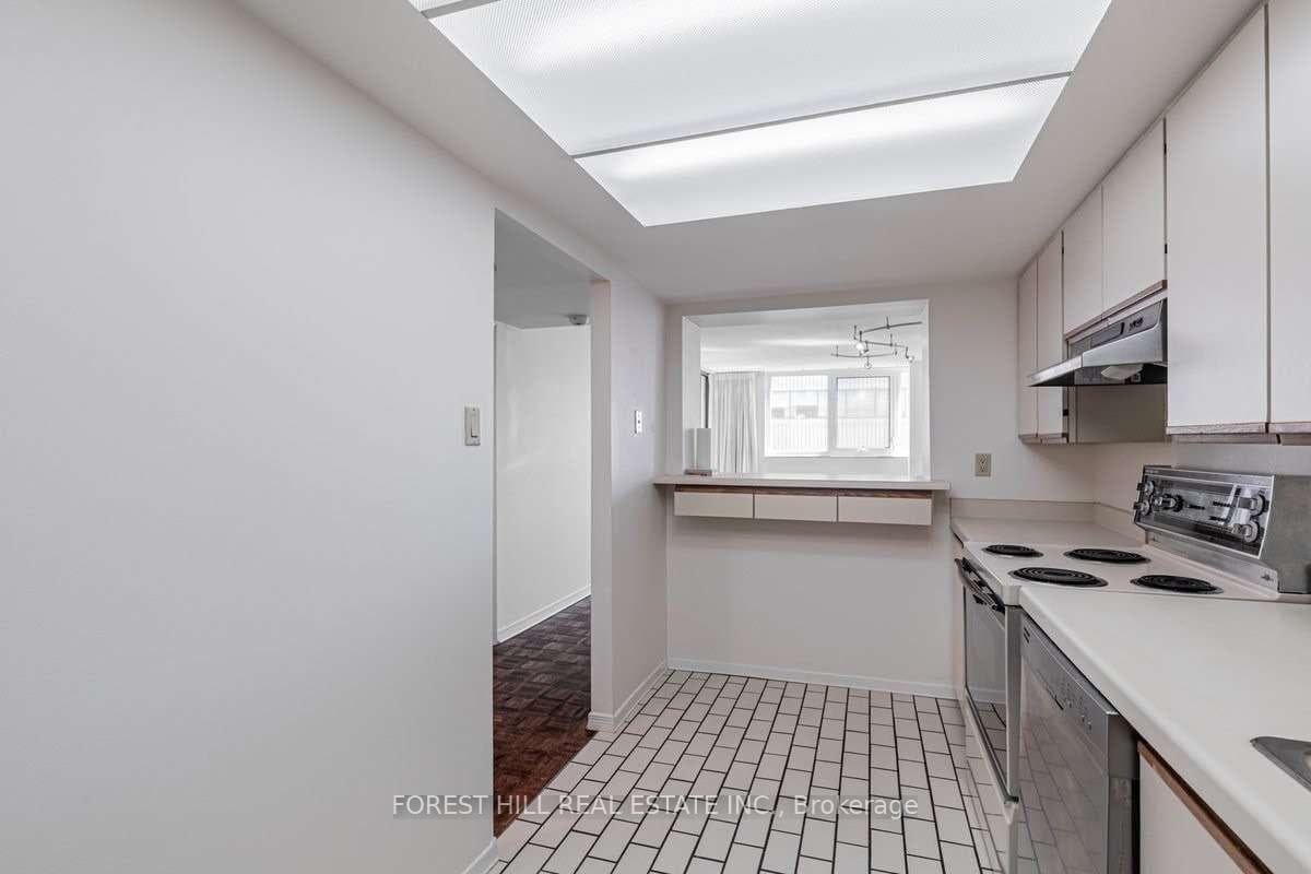 360 Bloor Street Unit 910 photo 8