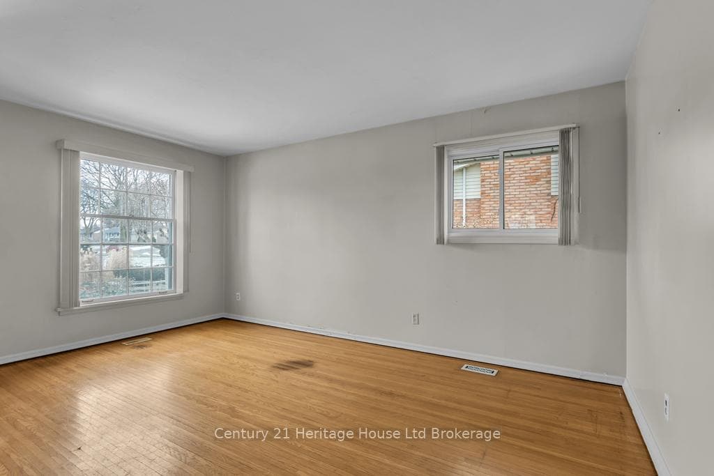 109 Lyndale Crescent photo 3