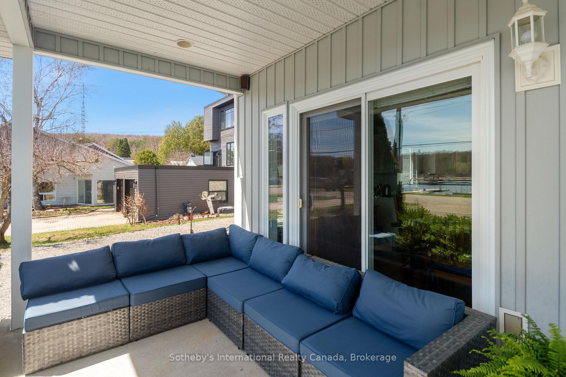 604 CHAMPLAIN Road photo 37