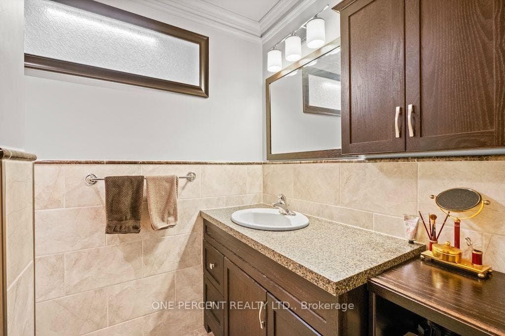 583 Stephens Crescent photo 13