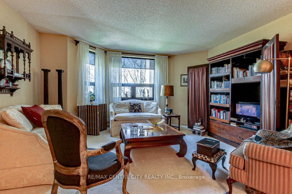549 RIDOUT Street Unit 203 photo 12