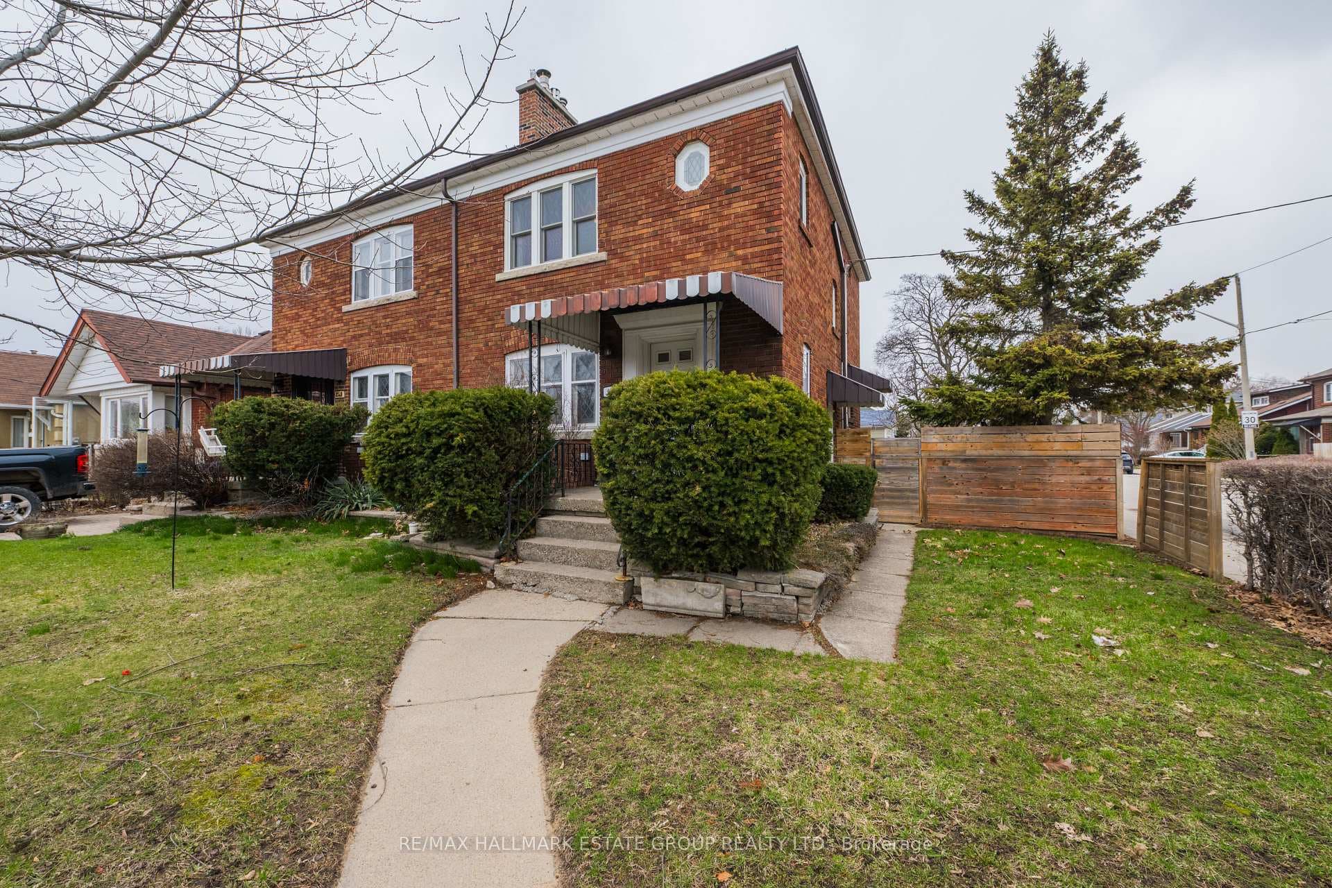 242 O'Connor Drive photo 1