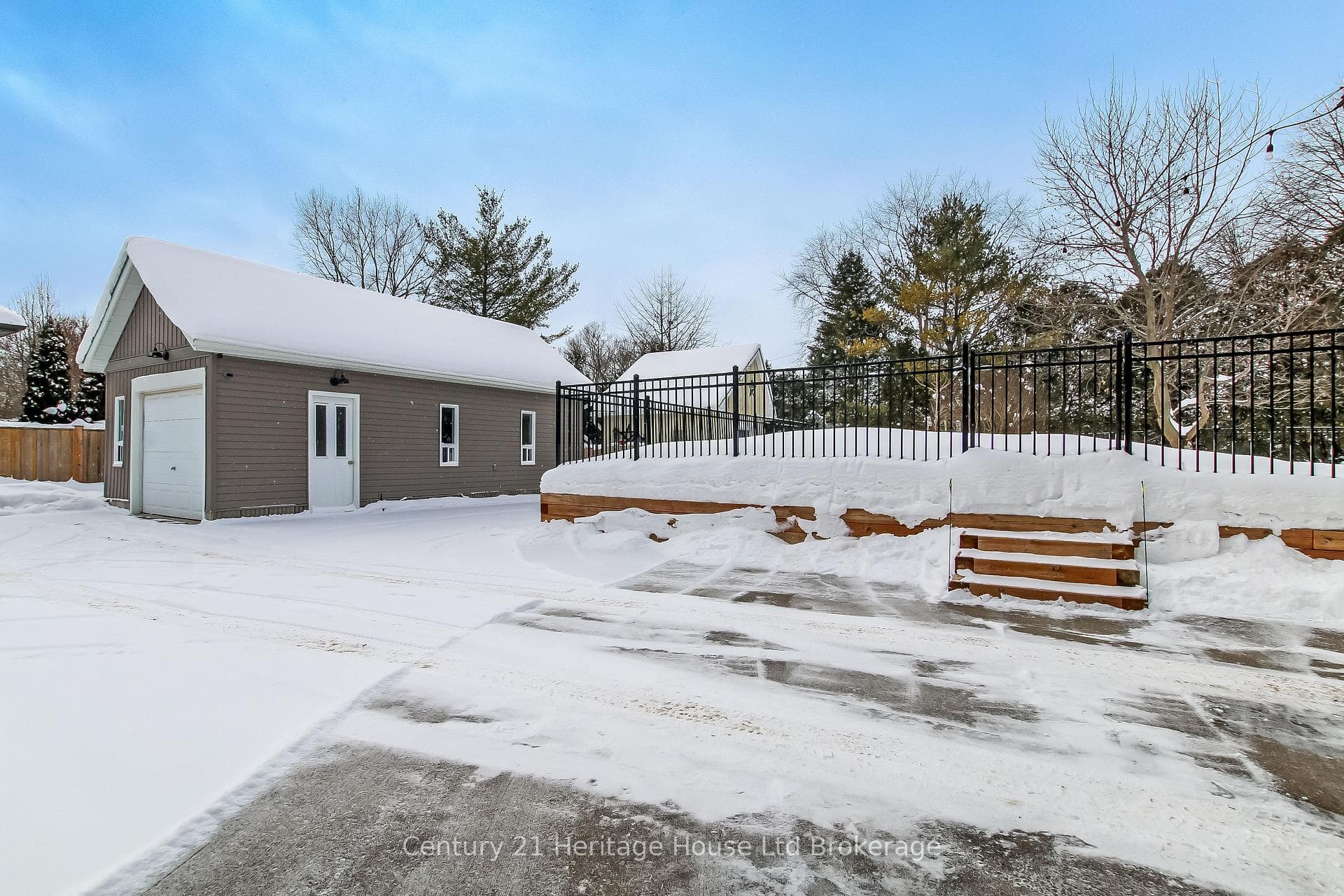 702 Queen Street photo 39