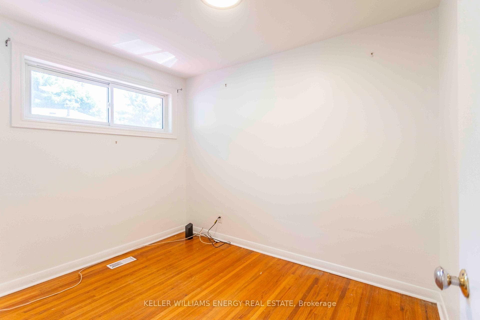 1039 Wardman Crescent photo 8