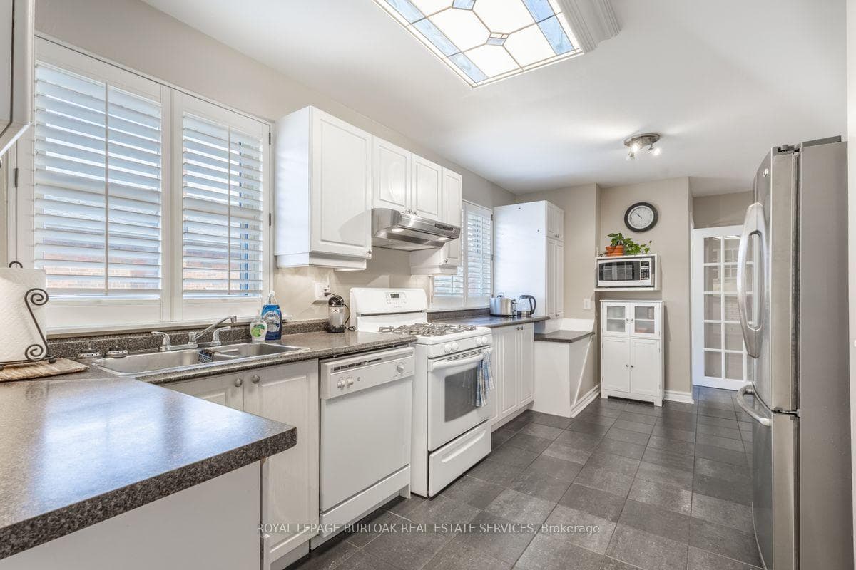 2326 Redfern Road photo 5