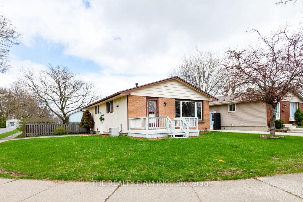 10 Stroud Crescent photo 3
